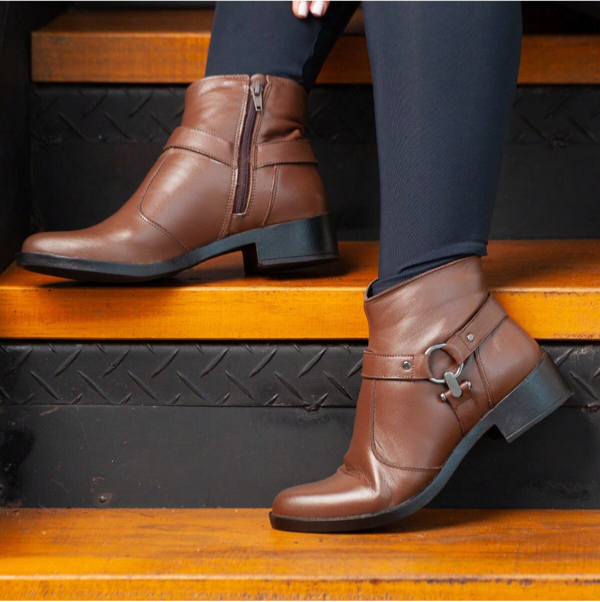 Bota Feminina Cano Curto de Couro Floriza